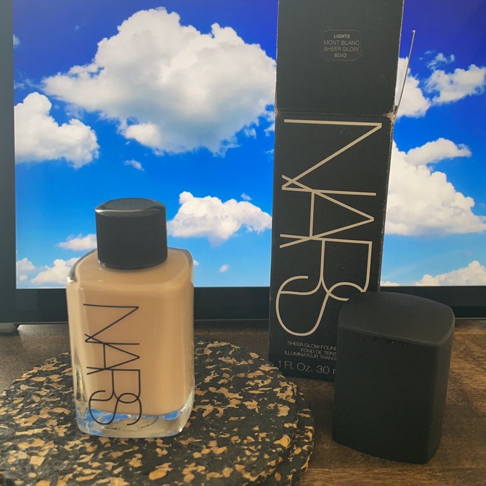 NARS Sheer Glow Foundation - Light2